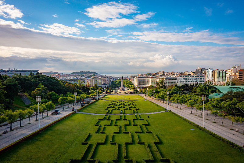 爱德华多七世公园是里斯本最大的公园。场馆紧邻庞巴尔广场(Praca do Marques de Pombal)，向南紧邻Liberdade大道(Avenida da Liberdade)。